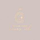2027. NEUES JAHR neues ich. Logo mit Mond und Stern. Hintergrund in ruhigem Beige.