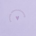 "zwanzig siebenundzwanzig" bogenförmig über einem violetten Herz auf einem fliederfarbenen Hintergrund.