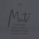 2027. Mut verwandelt Worte in Taten, Visionen in Wege, Träume in Leben. Eleganter Schriftzug auf grauem Hintergrund.