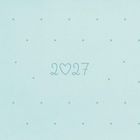 "2027" mit einem Herzsymbol anstelle der Null, umgeben von hellblauen Punkten auf einem hellblauen Hintergrund.