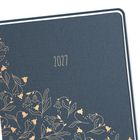 "2027" ist in der Mitte auf einem dunkelblauen Hintergrund mit goldenen Blumenranken.
