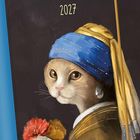 „2027“ steht über einer Illustration einer Katze im Stil von „Mädchen mit dem Perlenohrring“, mit Blumen.