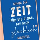 "NIMM DIR ZEIT FÜR DIE DINGE, DIE DICH glücklich MACHEN." Weiße und orange Schrift auf blauem Hintergrund, verspieltes Design.