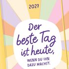 "Der beste Tag ist heute, wenn du ihn dazu machst. 2027" in lila auf farbenfrohem Hintergrund mit Streifenmuster.