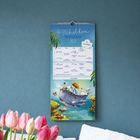 Text: "ALLTAGShelden FAMILIENPLANER 2024". Darunter eine Illustration mit Tieren auf einem Wal. Im Vordergrund Tulpen.