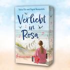 "Verliebt in Rosa", Sylvia Filz und Sigrid Konopatzki. Eine Frau am Strand, Möwen, Noten und ein Akkordeon.