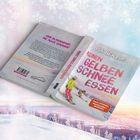 Buchtitel: "Keinen gelben Schnee essen". Zwei Skifahrer, fröhliche Winterlandschaft, pastellfarbener Himmel. Schneeflocken-Muster.