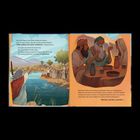 Links: Text über Moses, der ein Holz ins bittere Wasser wirft, das dann trinkbar wird. 
Rechts: Drei Menschen an einem Tisch, zwei Männer diskutieren mit einer Frau.