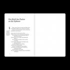 Leeres, offenes Notizbuch auf schwarzem Hintergrund, mit weißen Seiten und mittlerem Falz.