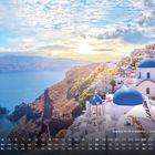 "Santorini Architektur - Griechenland", Kalender. Malerische Küstenlinie mit weiß-blauen Gebäuden und felsigen Klippen am Meer.
