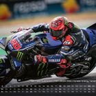 Fabio Quartararo auf einem blauen Yamaha-Motorrad in Rennausrüstung, Kalendarium darunter.