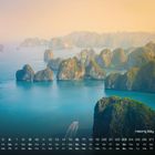 Text: "Halong Bay - Vietnam", eine große "5" daneben. Zahlreiche Inseln im blauen Wasser unter einem sanften Himmel.