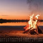 April-Kalender unten, Lagerfeuer am Seeufer bei Sonnenuntergang, Himmel in warmen Farben.