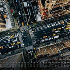 Kalender mit Tagen, Wochen und "Yellow Cabs im Straßenverkehr". Blick auf eine belebte Stadtkreuzung mit gelben Taxis.