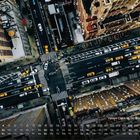 Kalenderansicht von oben auf belebte Kreuzung mit gelben Taxis, "Yellow Cabs im Straßenverkehr".