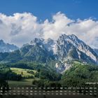 Unten Kalender mit Zahlen, Wochentagen. Oben Berglandschaft mit Leoganger Steinberge, blauer Himmel, weiße Wolken.