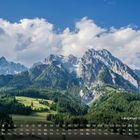 Kalenderdarstellung unten, "Leoganger Steinberge 4". Im Hintergrund hohe, bewaldete Berge unter blauem Himmel mit Wolken.