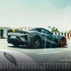 Kalender mit "Ferrari 812 Competizione", ein grauer Sportwagen auf einer Autobahn bei klarem Himmel.