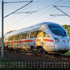Zahlen 1-30 und Abkürzungen der Wochentage; ein ICE-Zug fährt auf Schienen, im Hintergrund ist ein Sonnenuntergang.