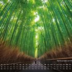 Kalenderbild: "Bambuswald von Arashiyama". Dicht stehende grüne Bambusstämme, Weg in der Mitte und zwei Personen.