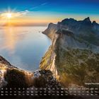 Kalender im April, Segla Mountain – 639 m hoch, Sonnenuntergang über einer majestätischen Berglandschaft am Meer.