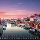 Kalenderansicht mit den Zahlen 1 bis 30 unten. Grundsund 4. Malerische Hafenstadt mit roten Holzhäusern bei Sonnenuntergang.