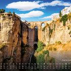 Text: "Puente Nueva, Ronda 4". Ein eindrucksvoller Steg überspannt eine tiefe Schlucht mit steilen, felsigen Wänden und klarem Himmel.