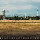 Kalender mit dem Text „Tempelhofer Feld 4“. Im Hintergrund ein weites Feld und Berlins Skyline mit dem Fernsehturm.