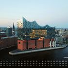Oben steht "Elbphilharmonie 4". Es zeigt ein modernes Gebäude mit wellenförmigem Dach am Wasser.