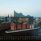 Elbphilharmonie 4; Kalender mit Tagen darunter; modernes Gebäude, rot und glasumhüllt, an einem Flussufer.