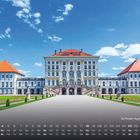 "Schloss Nymphenburg 4", Kalender mit Tagesangaben. Barockschloss mit rotem Dach, symmetrisch, blauer Himmel, gepflegte Gärten.