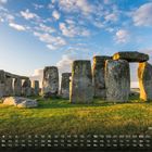 Stonehenge 4. Unter einem blauen Himmel stehen alte Steine auf grünem Gras. Unten ein Kalender mit Wochentagen und Zahlen.
