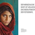 Text: "Der menschliche Geist ist vielleicht das bedeutendste Thema der Fotografie." Mädchen mit intensivem Blick und rotem Tuch.
