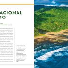 Links: "Costa Rica: Parque Nacional Corcovado". Rechts: Küstenlandschaft mit dichtem, grünem Regenwald und blauen Wellen.