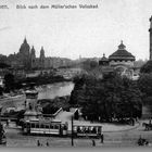 Text: "München. Blick nach dem Müller'schen Volksbad." Historische Stadtansicht mit Fluss, Gebäude, Straßenbahn und Pferdekutsche.
