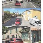 "Hallo, Marie." Rotes Auto auf Autobahn und in Dorf. Person steigt aus, Gebäude und Kirche im Hintergrund.