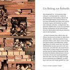 Ein Beitrag zur Ästhetik der Nachhaltigkeit. Links gestapeltes Holz unterschiedlicher Größen, rechts Fließtext.