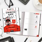 Buchcover 2027 mit "Schwarzer Humor". Sprüche über Illu einer Fledermaus. Offener Kalender, Januar 8-10, mit Schreibutensilien.