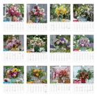 Januar bis Dezember, Monatsnamen und Tage in Kalendern unter Blumenarrangements in Vasen.