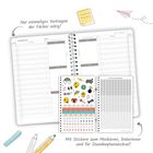Geöffneter Planer mit Stickern zum Dekorieren und Markieren. Daneben ein Ersatz-Stundenplan. Zeichnungen von Stiften.