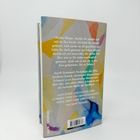 Textzitat und Lob für Garth Greenwells Werk. Bunte abstrakte Hintergrundgestaltung. Buchrücken links.