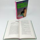 Oberes Buch: "Ubin Eoh, HONEY & BLONDIE, Roman". Offenes Buch auf Seite 122-123 mit Kapitel "BARCELONA" links.