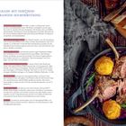 "Lammkrone vom Kamado mit Herzoginkartoffeln und Orangen-Schmorrotkohl" steht oben. Links Zutaten und Rezept, rechts ein Gericht.