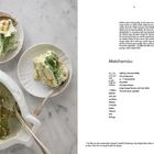 "Matchamisu" steht auf der rechten Seite. Links sieht man ein Dessert mit grünem Pulver darüber.