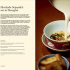 Text: "Herzhafte Sojamilch wie in Shanghai" mit Rezeptbeschreibung. Links Rezeptdetails, rechts wird Sojamilch in eine Schale gegossen.