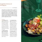 Halloumi-Salat mit gegrilltem Gemüse, Zutaten und Zubereitung. Rechts: Salat auf grünem Teller mit Tomaten und Basilikum.