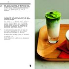 ICED VANILLE-SALZ-MATCHA-LATTE Rezept mit Mandelmilch. Rechts ein Getränk mit grünem Matcha und links ein Vanillesirup Topf.