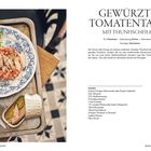 "Gewürztes Tomatentatar mit Thunfischfilets" Rezept mit Zutaten. Links: Teller mit Tomatentatar, Thunfisch, Salatblättern.