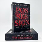 "Brynne Asher, POSSESSION, Die Beschützer, Roman, Forever" auf schwarzem Cover mit roten Rosen und Ranken.