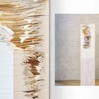 Links: Stapel von Papier, nah, mit welligen Kanten. Rechts: Skulptur aus Papier auf Sockel, wellige Struktur sichtbar.